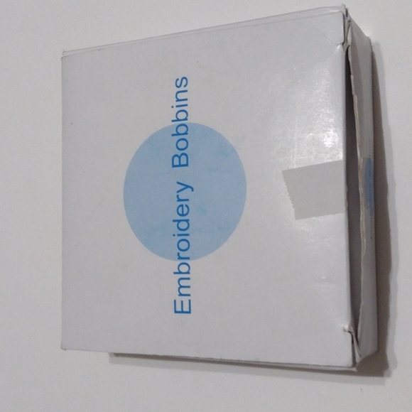 140pc Bobbins White Plastic Sided - Picture 2 of 4